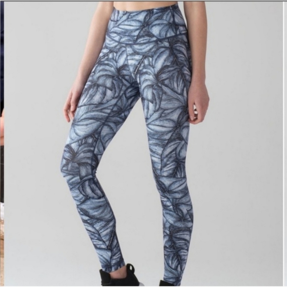 NWOT RARE Blue Leaf Print Wunder Under Hi- Rise Leggings, Size 10!